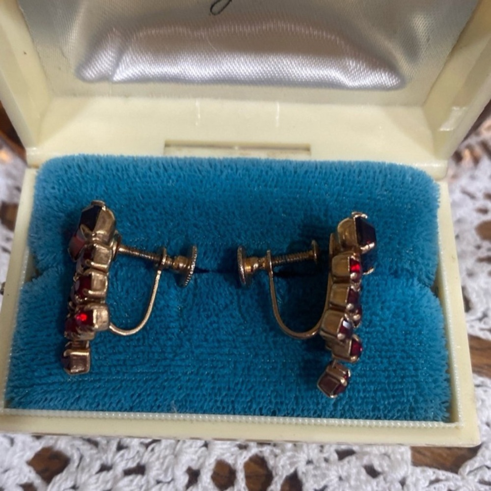 Elegant Vintage Red Ruby (faux) Crystal Earrings - screw on- Simple elegance - Picture 4 of 4